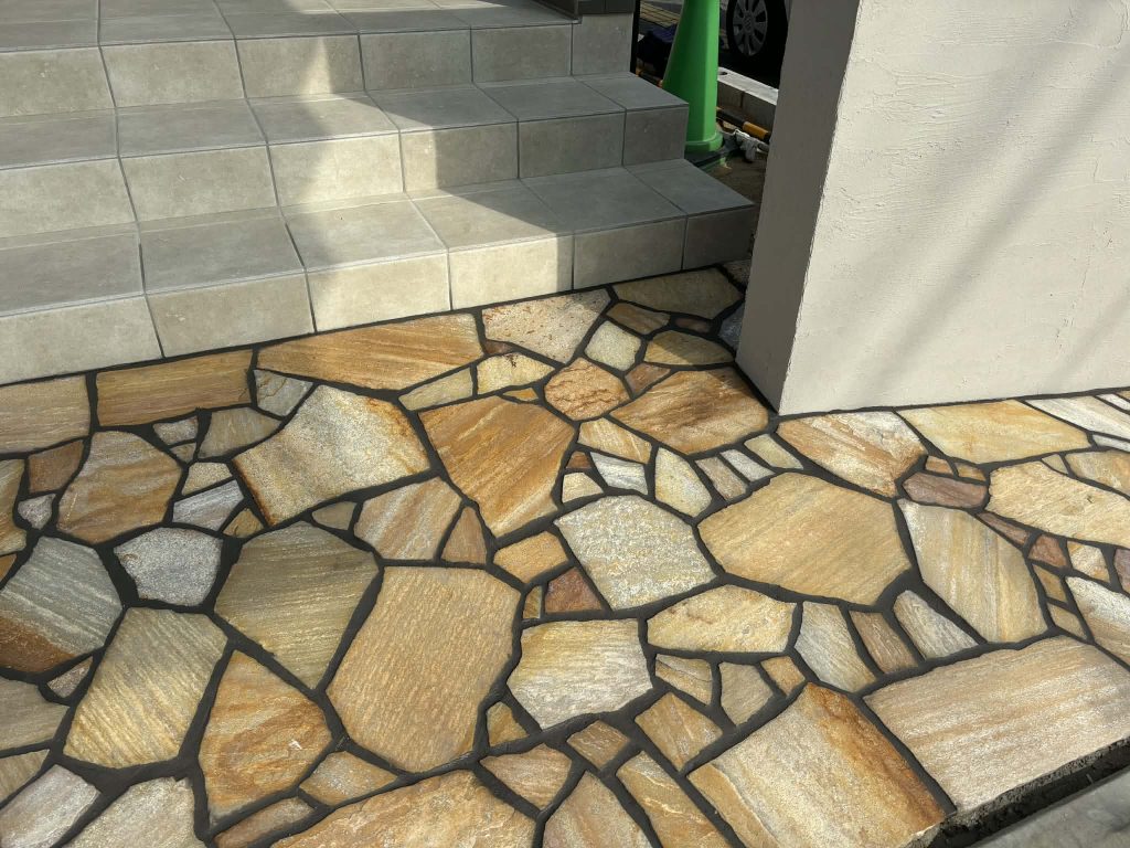 【佐賀県吉野ケ里町】クォーツストーンの乱張りでつくる、上質なアプローチ空間