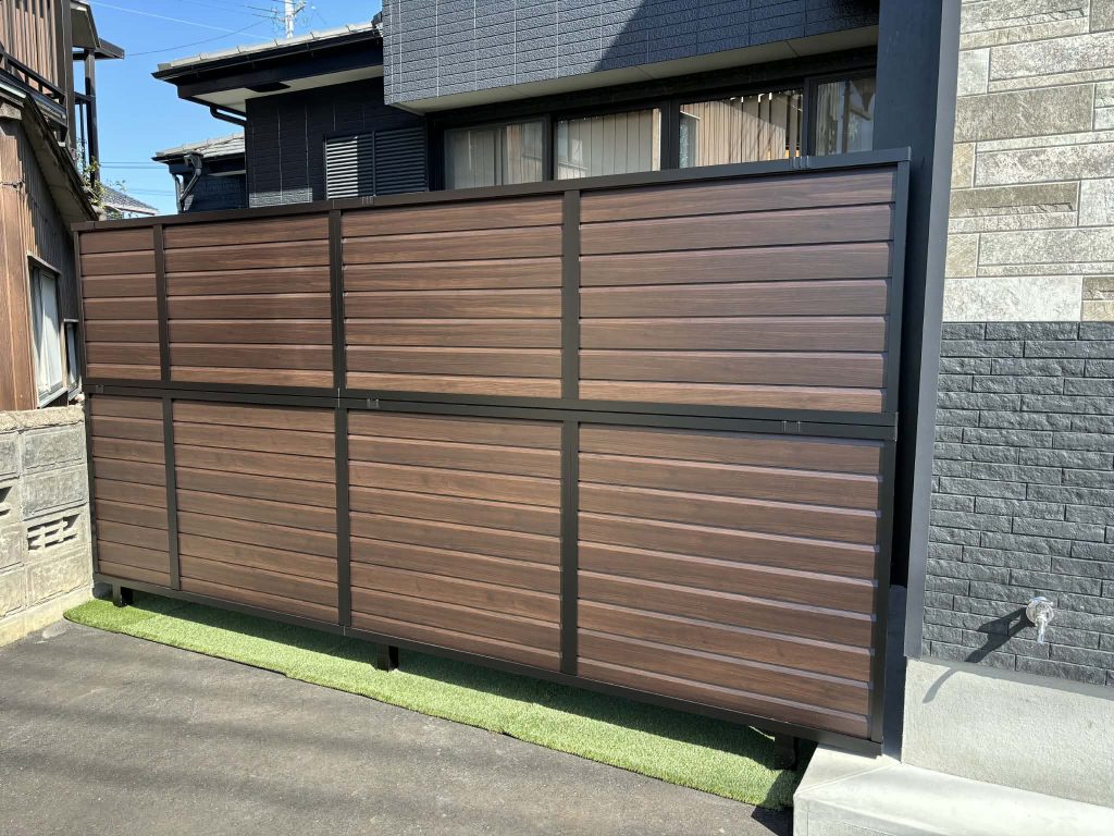 国道沿いの視線対策＋雑草対策/フェンス・人工芝・コンクリートで快適な外構へ